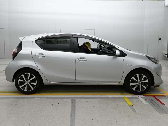 Toyota AQUA 2019 8174371-3