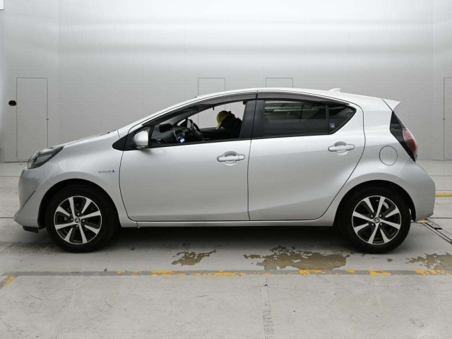 Toyota AQUA 2019 8174371-4