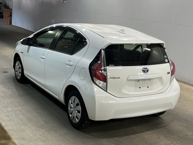 Toyota AQUA 2015 8174384-1