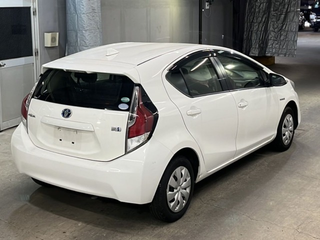 Toyota AQUA 2015 8174384-5