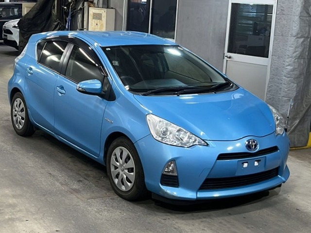 Toyota AQUA 2013 8174387-4