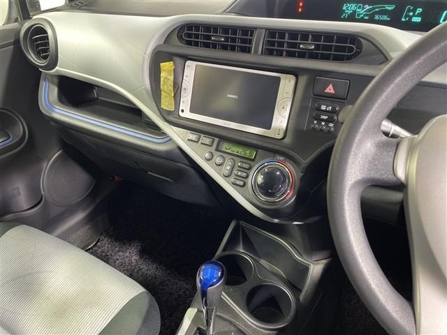 Toyota AQUA 2013 8174564-8