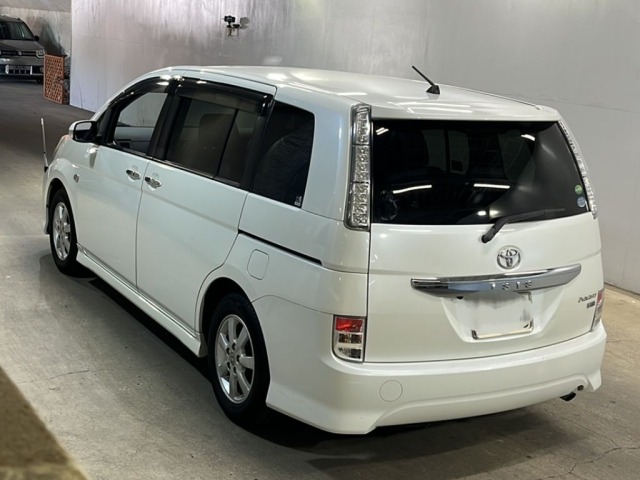 Toyota ISIS 2012 8172859-1