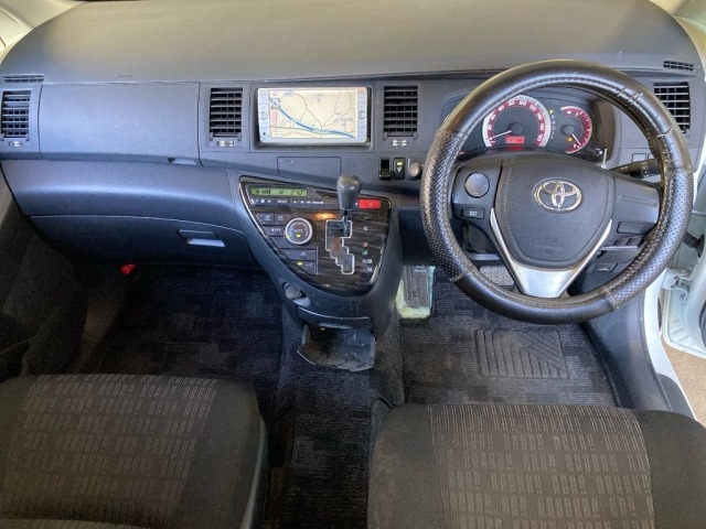 Toyota ISIS 2012 8172859-3