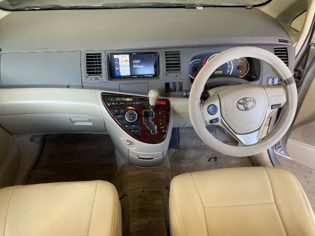 Toyota ISIS 2013 8172866-3