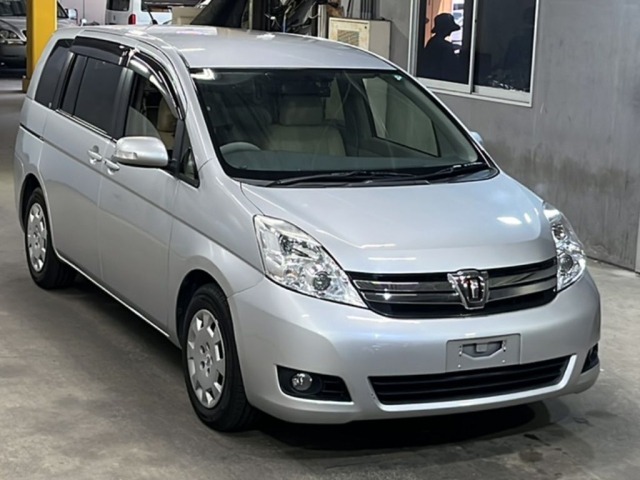 Toyota ISIS 2013 8172866-4