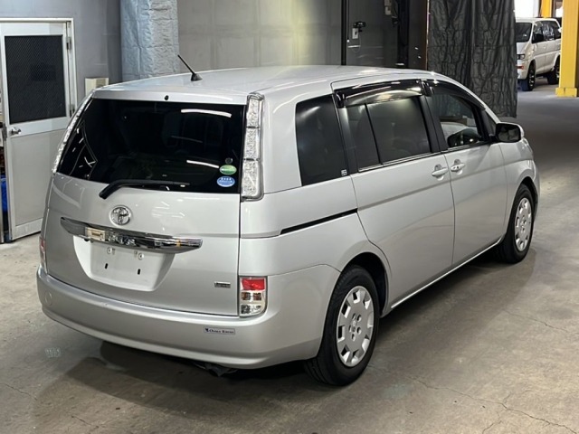 Toyota ISIS 2013 8172866-5