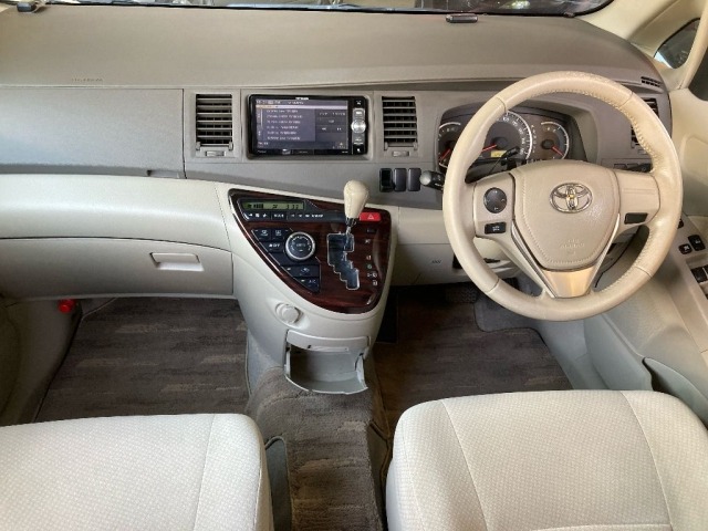 Toyota ISIS 2013 8172873-3