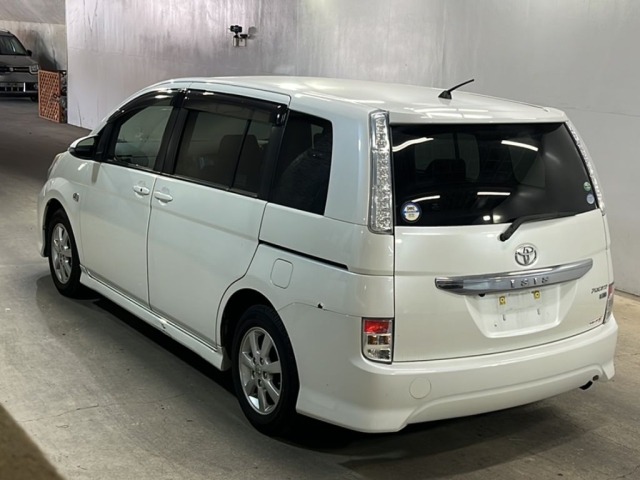 Toyota ISIS 2015 8172874-1