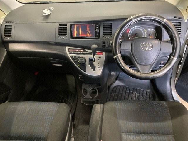 Toyota ISIS 2015 8172874-3