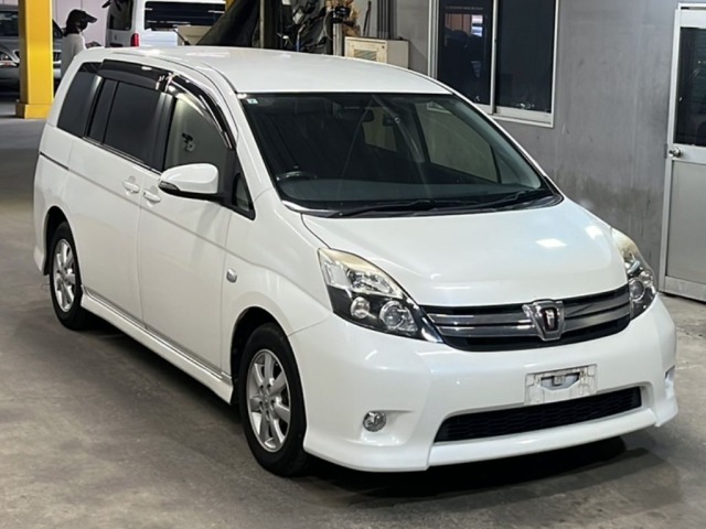 Toyota ISIS 2015 8172874-4