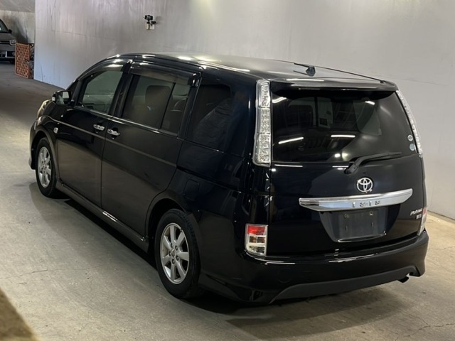 Toyota ISIS 2012 8172900-1