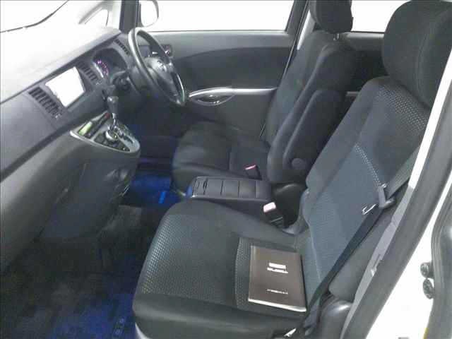 Toyota ISIS 2010 8172901-3