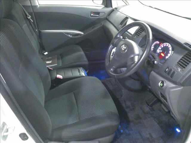 Toyota ISIS 2010 8172901-4