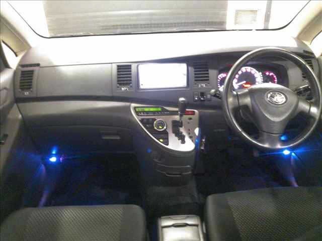 Toyota ISIS 2010 8172901-5