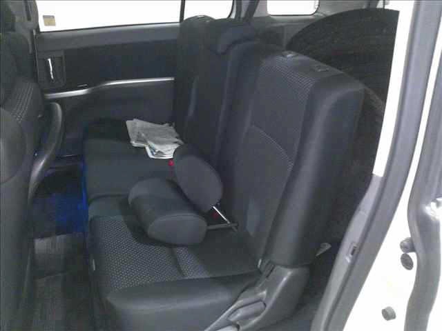 Toyota ISIS 2010 8172901-6