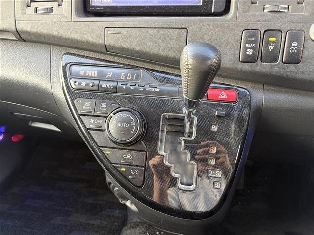 Toyota ISIS 2014 8172911-11