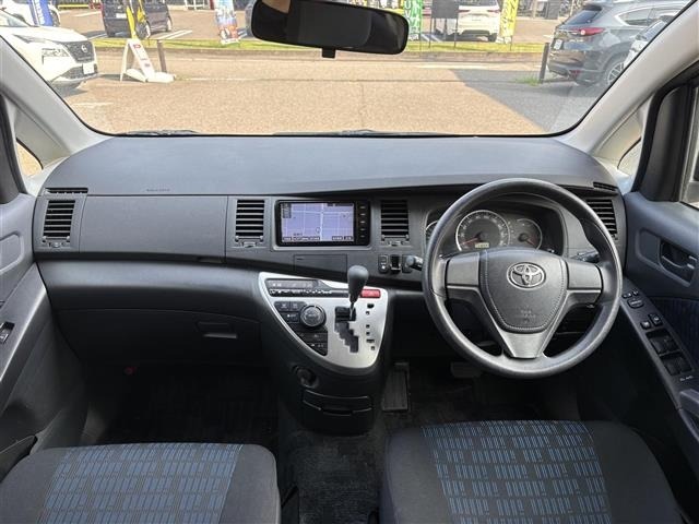 Toyota ISIS 2015 8172912-1