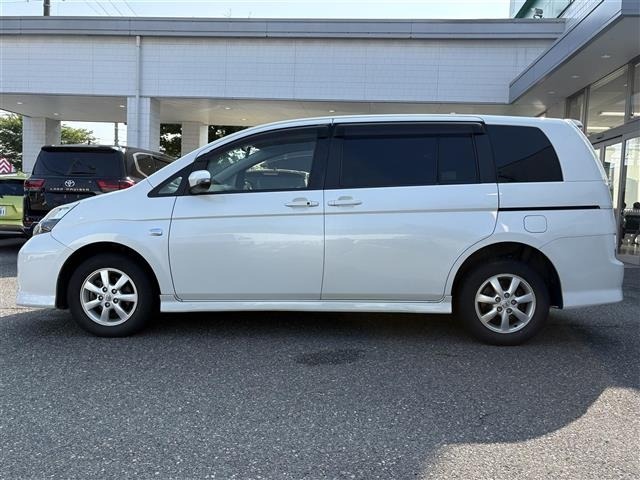 Toyota ISIS 2015 8172912-11