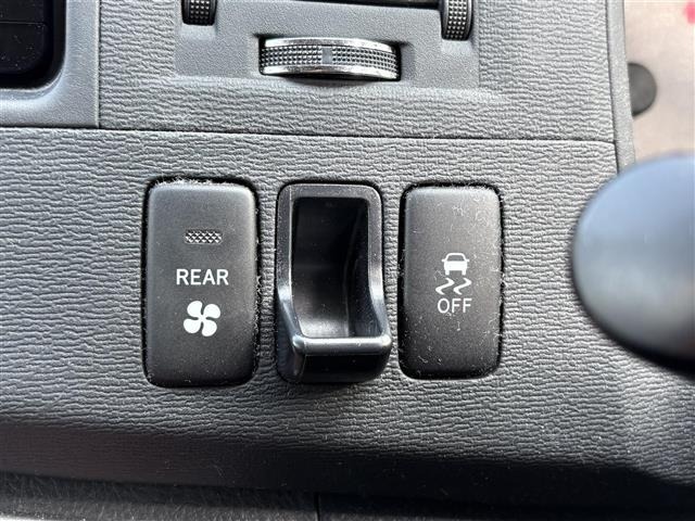Toyota ISIS 2015 8172912-19