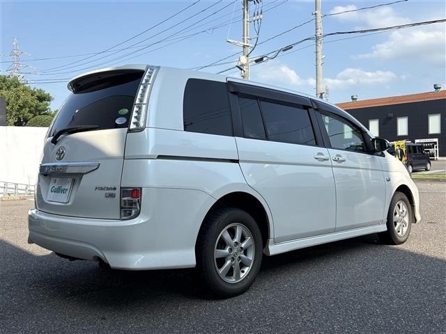 Toyota ISIS 2015 8172912-2
