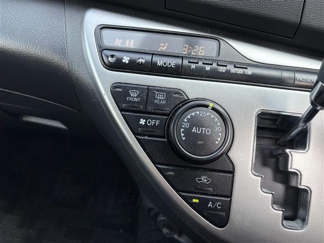 Toyota ISIS 2015 8172912-3