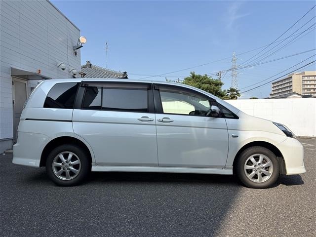 Toyota ISIS 2015 8172912-4