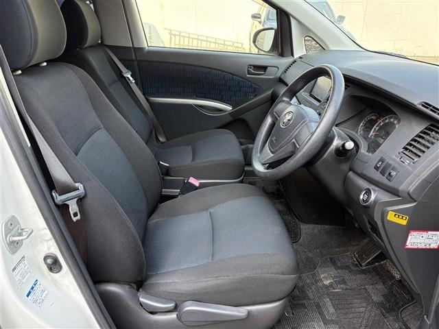 Toyota ISIS 2015 8172912-5