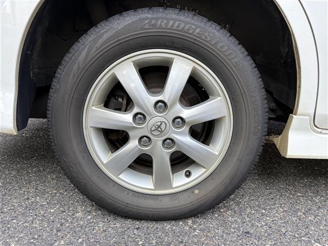 Toyota ISIS 2015 8172912-6