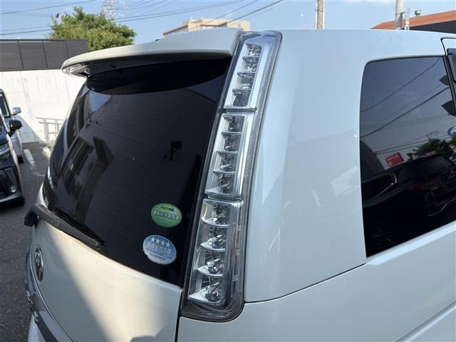 Toyota ISIS 2015 8172912-9