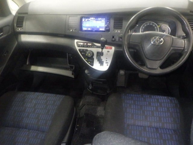 Toyota ISIS 2014 8172929-3