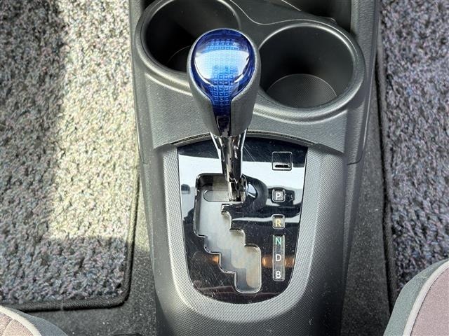 Toyota AQUA 2015 8192203-4