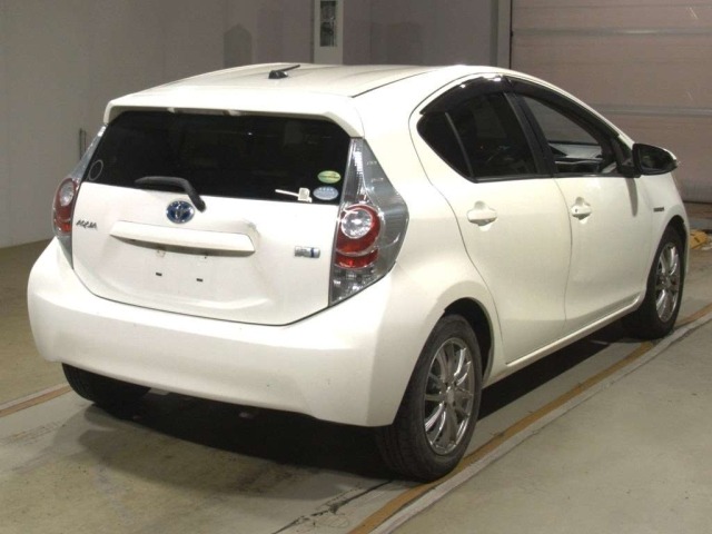 Toyota AQUA 2012 8192251-1