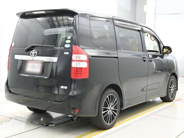 Toyota NOAH 2013 8192842-1