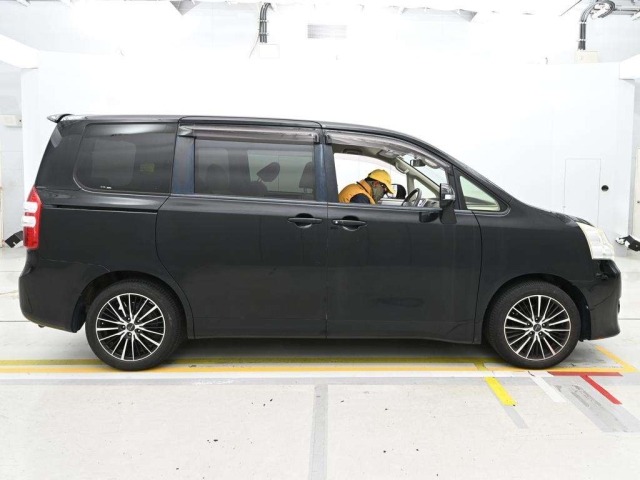 Toyota NOAH 2013 8192842-3