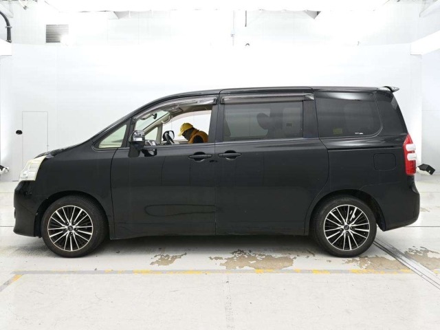 Toyota NOAH 2013 8192842-4