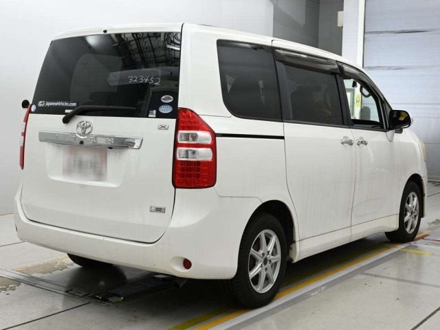 Toyota NOAH 2011 8192846-1