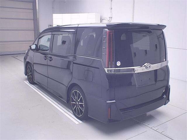 Toyota NOAH 2021 8193256-1