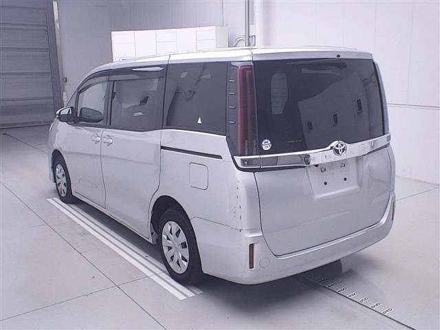 Toyota NOAH 2021 8193258-1