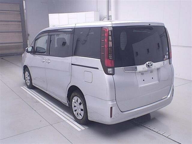 Toyota NOAH 2015 8193260-1