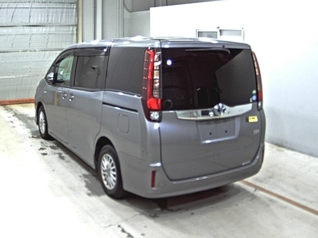 Toyota NOAH 2015 8193283-1