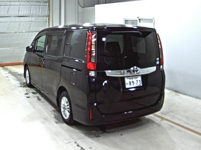 Toyota NOAH 2017 8193290-1
