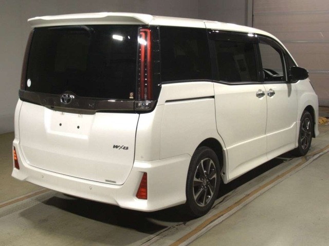 Toyota NOAH 2021 8193303-1