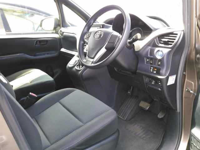 Toyota NOAH 2014 8193307-3