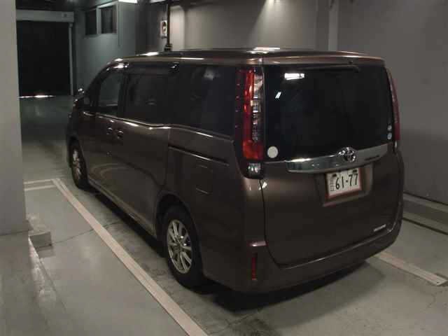 Toyota NOAH 2015 8193312-1