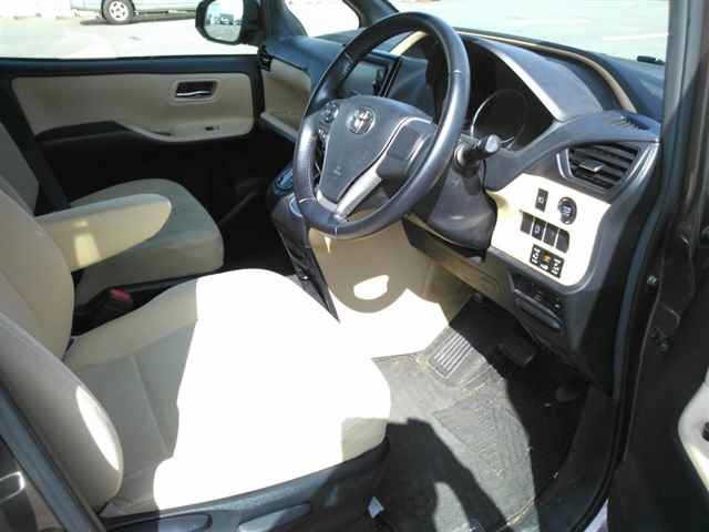 Toyota NOAH 2015 8193312-3