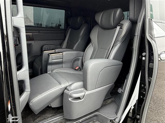 Toyota ALPHARD 2023 8208229-8