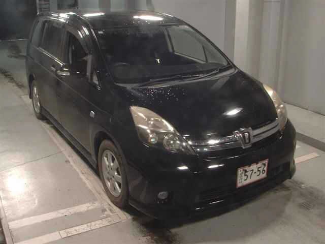 Toyota ISIS 2013 8212359-0