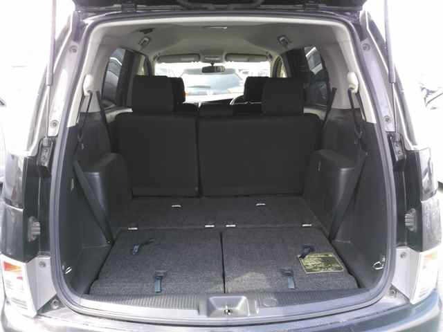 Toyota ISIS 2013 8212359-10