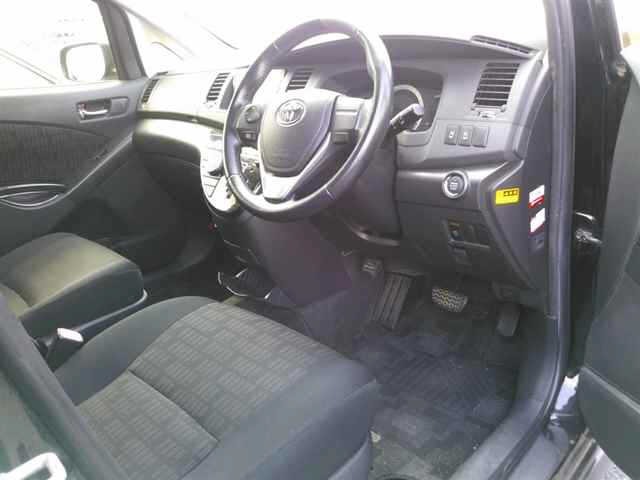 Toyota ISIS 2013 8212359-3